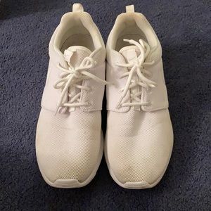 White Nike Roshe One